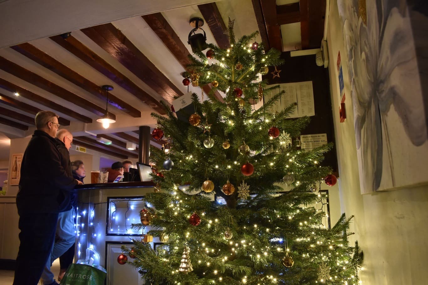 Dorking Pubs – From fireside drinks to festive nights out.